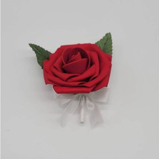 red and white boutonnière with baby's breath